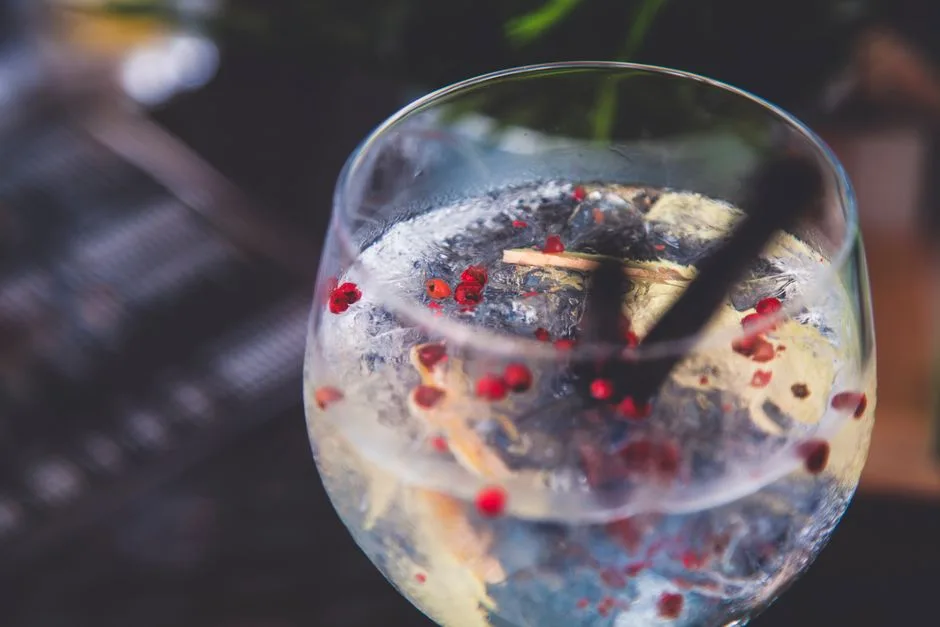 Foto da receita pronta de Gin Tônica com Maracujá e Pimenta Rosa