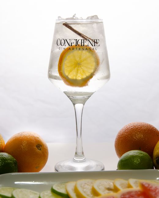 Gin tônica com pêssego