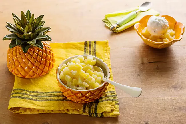Receita de Abacaxi flambado com sorvete de coco