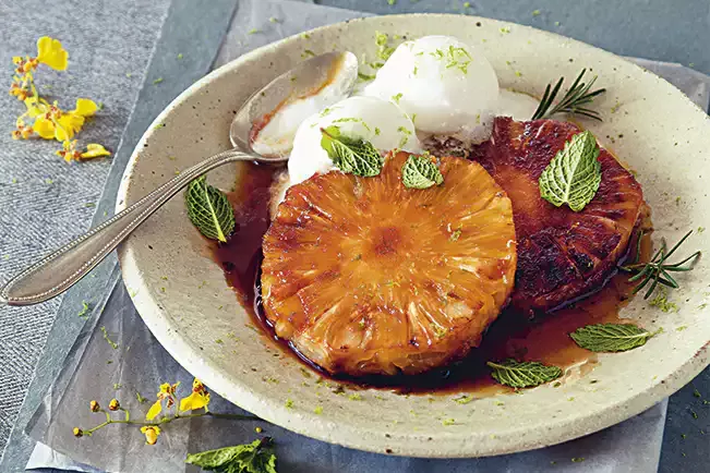 Receita de Abacaxi grelhado com licor de laranja