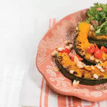 Abóbora grelhada com castanha-de-caju e pimenta biquinho