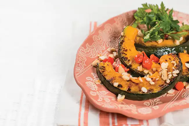 Receita de Abóbora grelhada com castanha-de-caju e pimenta biquinho