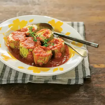 Abobrinha cozida no molho de tomate com tomilho