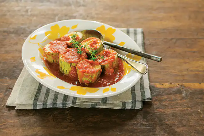 Abobrinha cozida no molho de tomate com tomilho