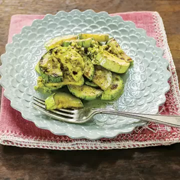 Abobrinha grelhada com alho e molho de azeitonas verdes