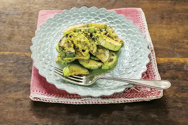 Receita de Abobrinha grelhada com alho e molho de azeitonas verdes