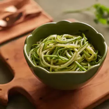Abobrinha marinada com limão e salsinha