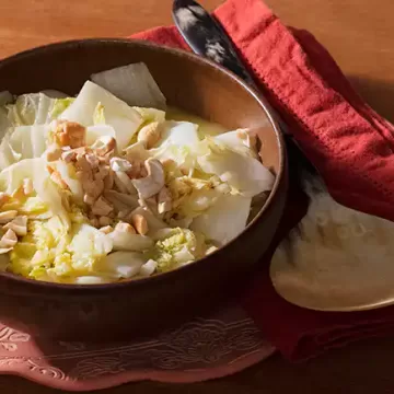 Acelga refogada com laranja e castanha-de-caju
