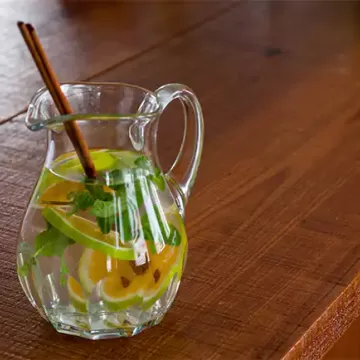 Água aromatizada com laranja, hortelã e canela