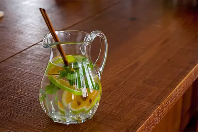 Receita de Água aromatizada com laranja, hortelã e canela