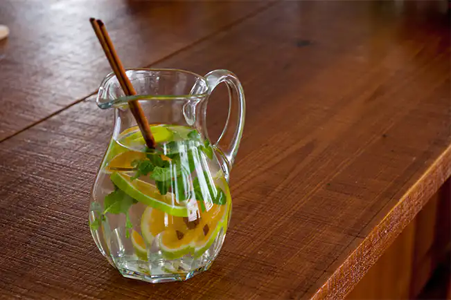 Água aromatizada com laranja, hortelã e canela