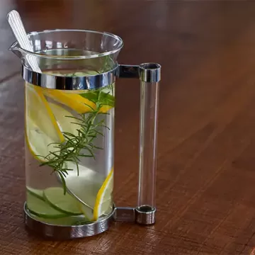 Água aromatizada com limão e alecrim