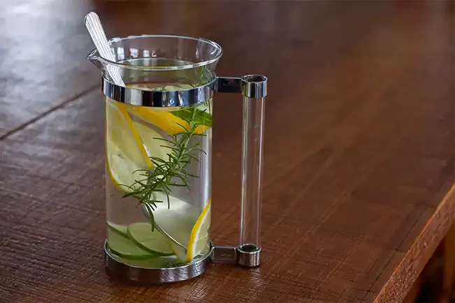 Receita de Água aromatizada com limão e alecrim