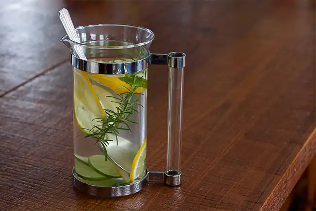 Água aromatizada com limão e alecrim