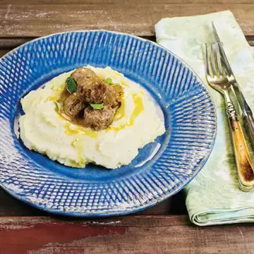 Almôndega com molho de limão e purê de alho-poró