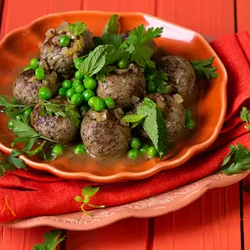 Almôndegas com ervilha e hortelã