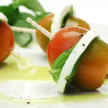 Aperitivo de tomate com queijo
