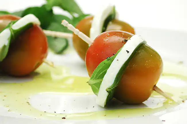 Aperitivo de tomate com queijo