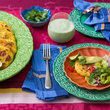 Arepas de mandioca com salada de abacate