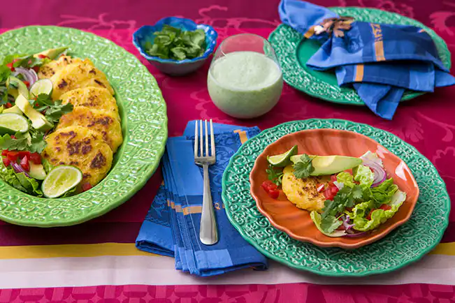 Arepas de mandioca com salada de abacate