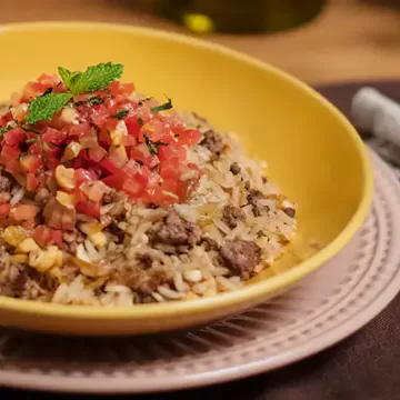 Arroz árabe com carne moída e especiarias (hashweh)
