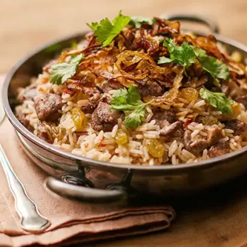 Arroz biryani com frango em uma panela só
