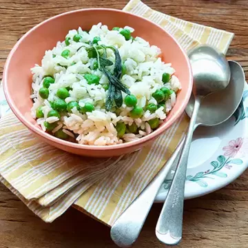 Arroz com ervilhas e sálvia