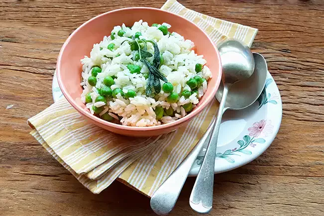 Receita de Arroz com ervilhas e sálvia