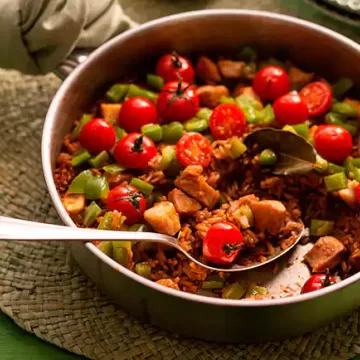 Arroz com frango, páprica e tomate em uma panela só