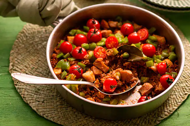 Arroz com frango, páprica e tomate em uma panela só