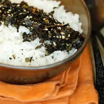 Arroz com furikake de couve