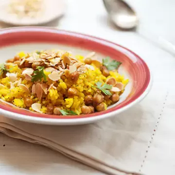 Arroz com grão-de-bico assado, amêndoas e curry