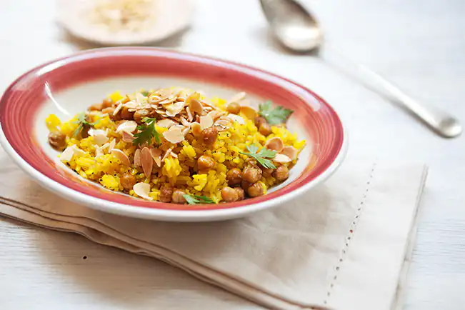 Arroz com grão-de-bico assado, amêndoas e curry