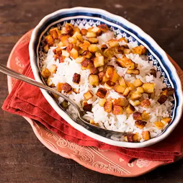 Arroz com queijo de coalho dourado