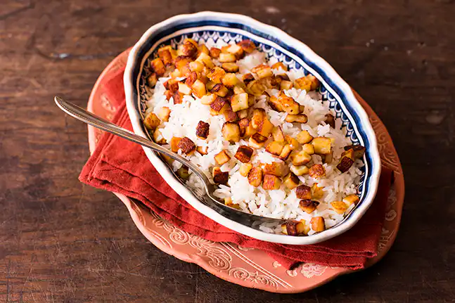 Arroz com queijo de coalho dourado