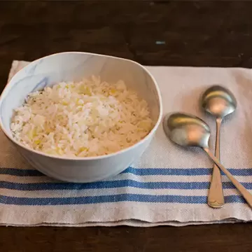 Arroz com refogado de alho-poró
