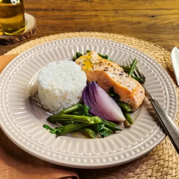 Arroz com salmão e legumes na panela de arroz elétrica