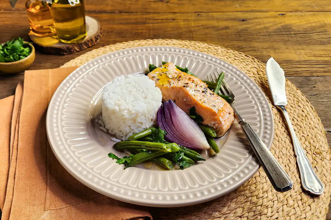 Arroz com salmão e legumes na panela de arroz elétrica