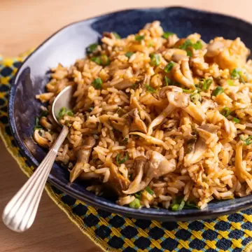 Arroz de cogumelo com tomate em uma panela só