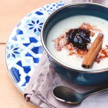 Arroz-doce com macerado de ameixa e vinho do Porto
