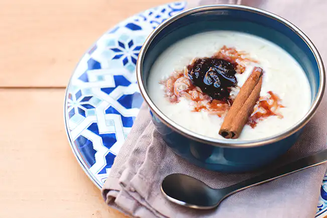 Arroz-doce com macerado de ameixa e vinho do Porto