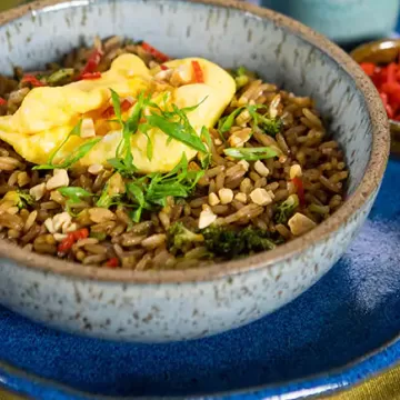 Arroz frito com brócolis e ovo