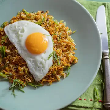 Arroz frito com cenoura e abobrinha