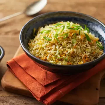 Arroz frito com cenoura e cebolinha