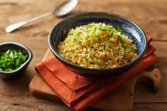 Arroz frito com cenoura e cebolinha