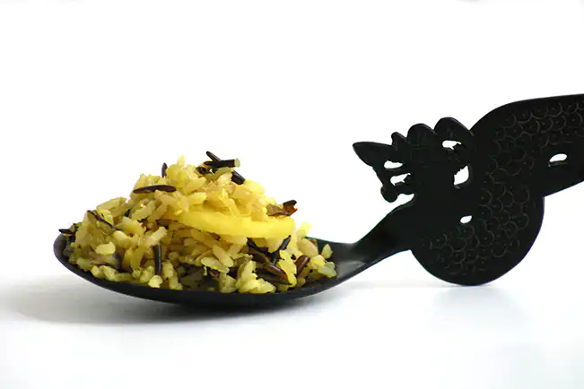 Arroz integral com maçã-verde e cúrcuma