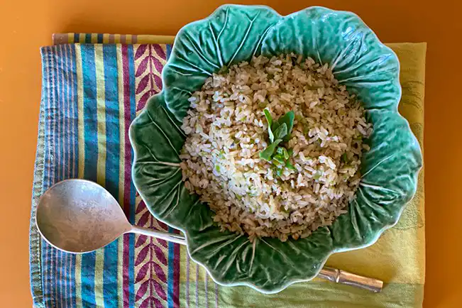 Arroz integral com talo de espinafre