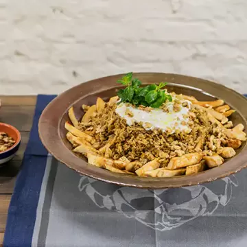 Arroz libanês com frango, coalhada e nozes