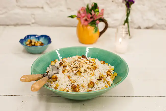Arroz natalino com queijo de coalho