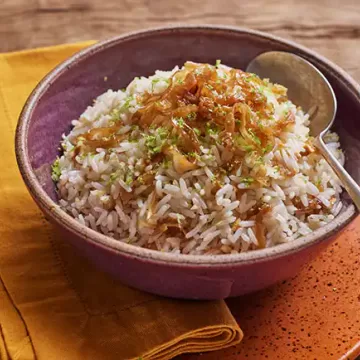 Arroz perfumado com cebola caramelizada e castanha-de-caju